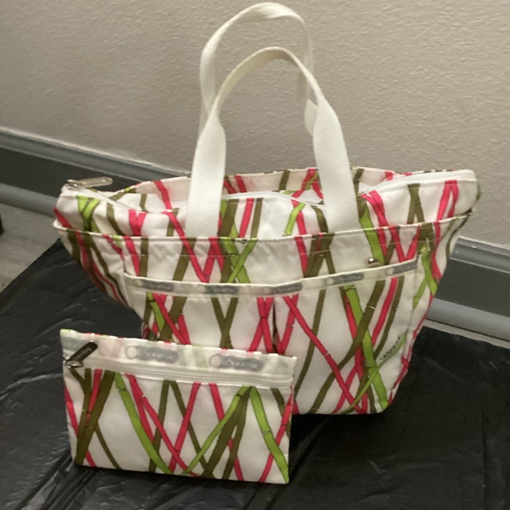 Rare! LeSportsac white with pattern tote with pouch nice!